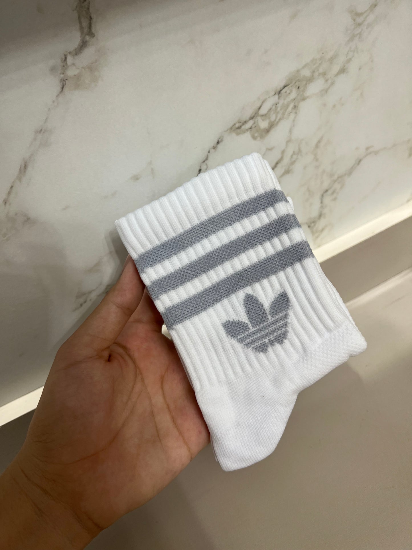 Semi Adidas raya gris
