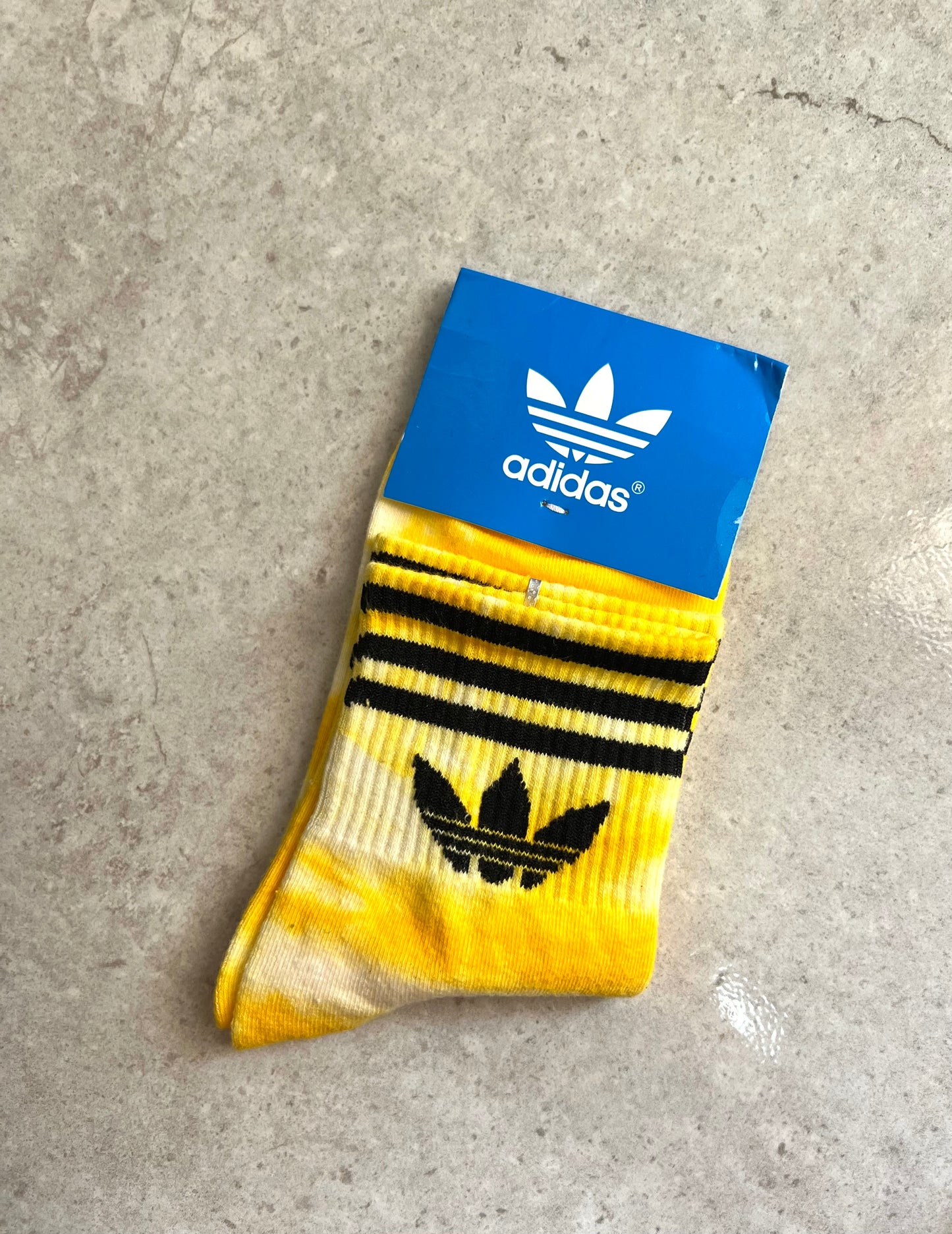 Adidas mancha amarilla
