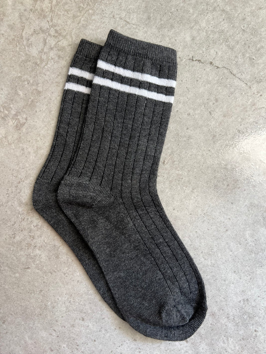 Gris oscuro raya blanca
